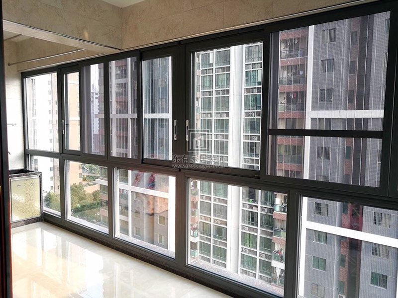 铝合金门窗、断桥铝门窗以及阳光房定制在当前市场上风靡一时，选择一家合适的门窗品牌至关重要。今天我们就来聊聊门窗定制领域的“门面”——十大名牌排名。